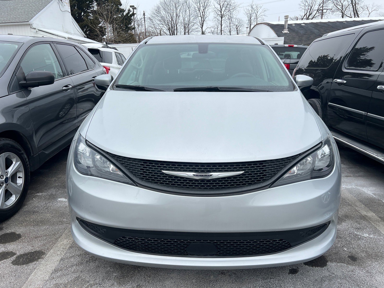 Used 2022 Chrysler Voyager LX image 2