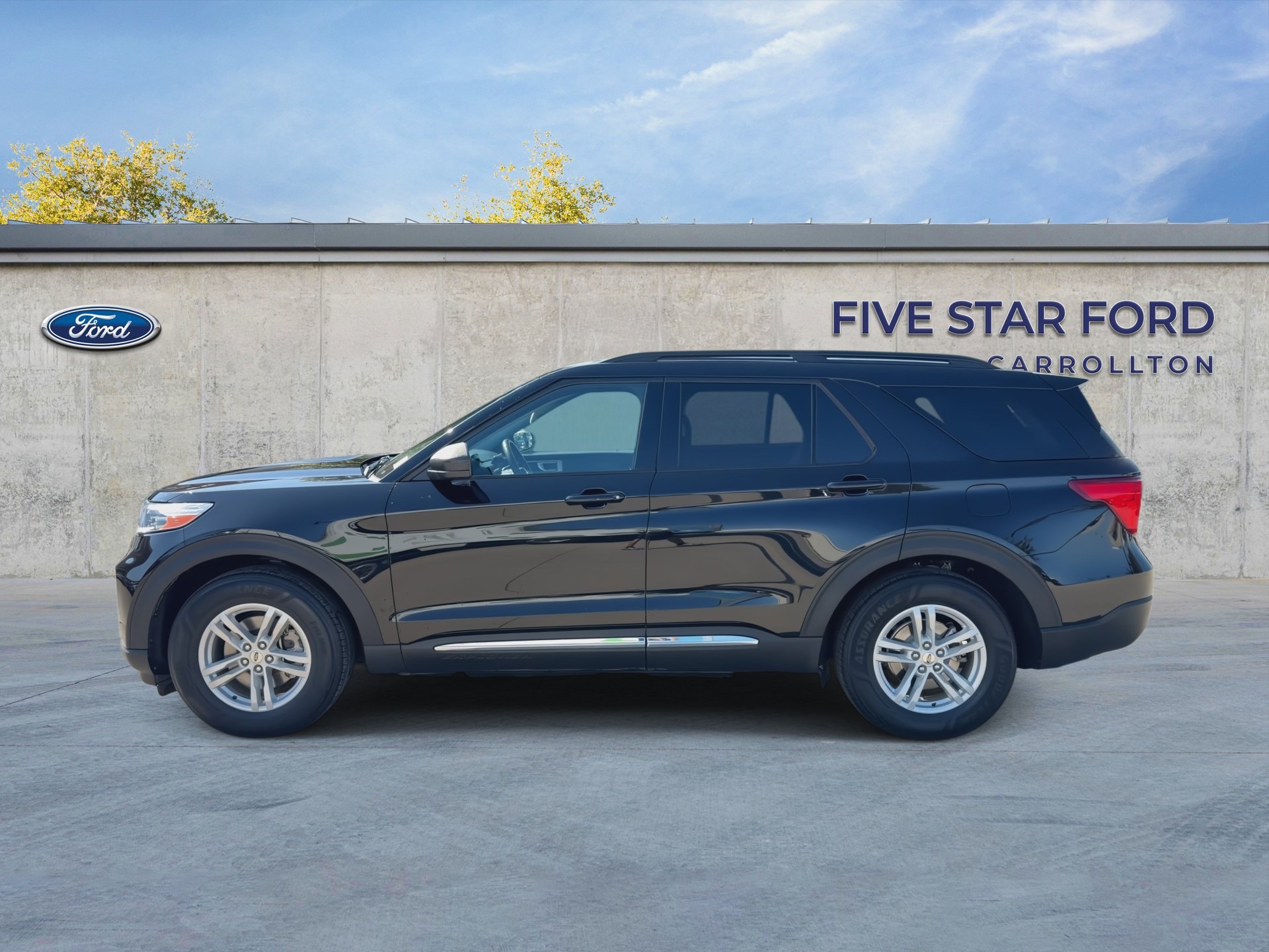 Certified 2024 Ford Explorer XLT RWD image 5