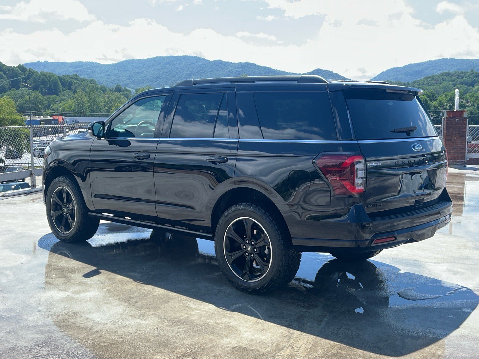 Certified 2024 Ford Expedition Limited AWD/4WD image 4