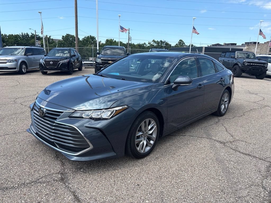 Used 2022 Toyota Avalon XLE w/ Moonroof Package FWD image 3