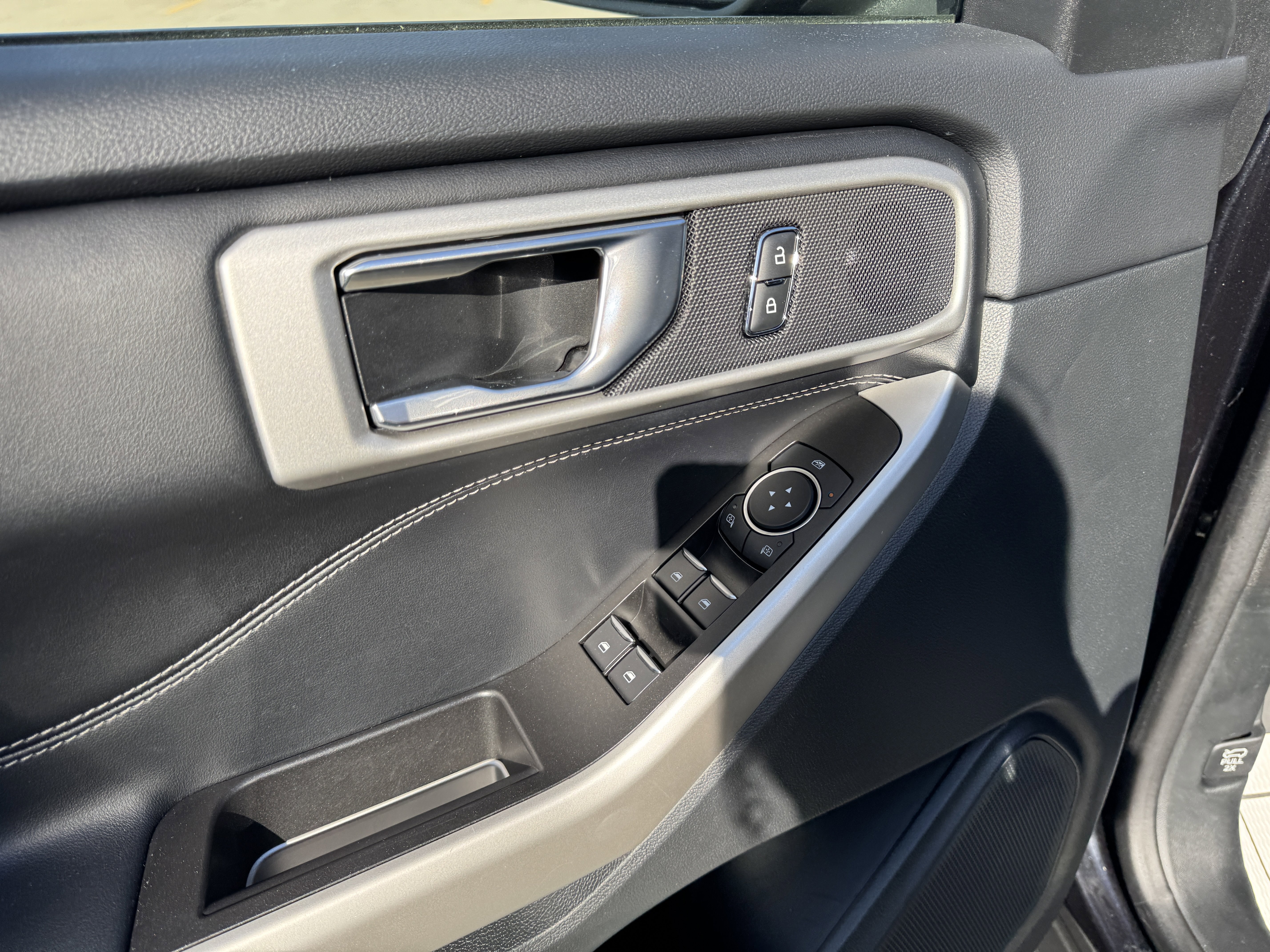 Certified 2022 Ford Explorer XLT w/ Equipment Group 202A image 8