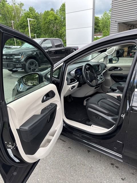 Used 2023 Chrysler Pacifica Touring-L FWD image 14