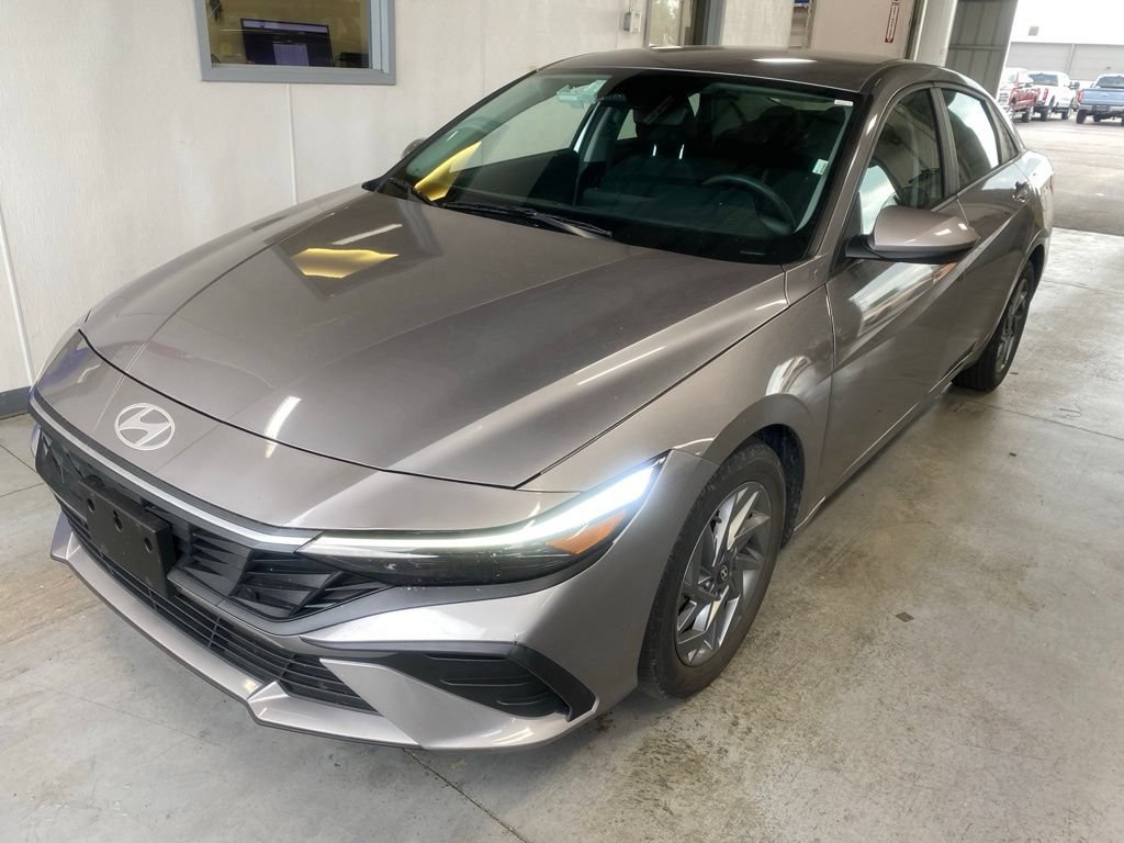 Used 2024 Hyundai Elantra SEL FWD image 2
