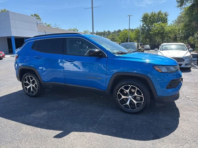 Used 2024 Jeep Compass Latitude AWD/4WD image 2