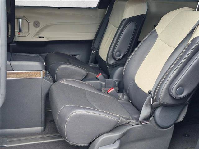 Used 2025 Toyota Sienna Platinum AWD/4WD image 17