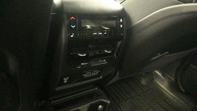 Used 2023 Jeep Grand Cherokee L Limited w/ Luxury Tech Group II image 12