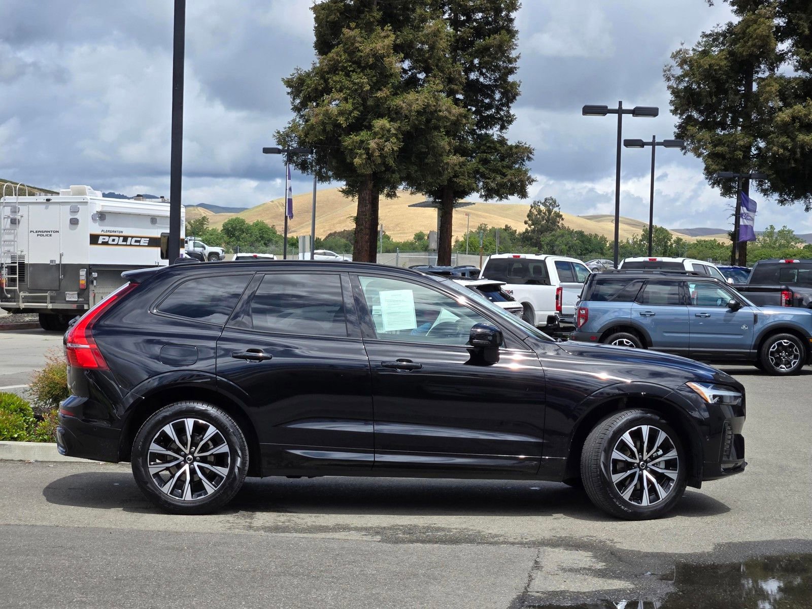 Used 2025 Volvo XC60 B5 Plus AWD/4WD image 3