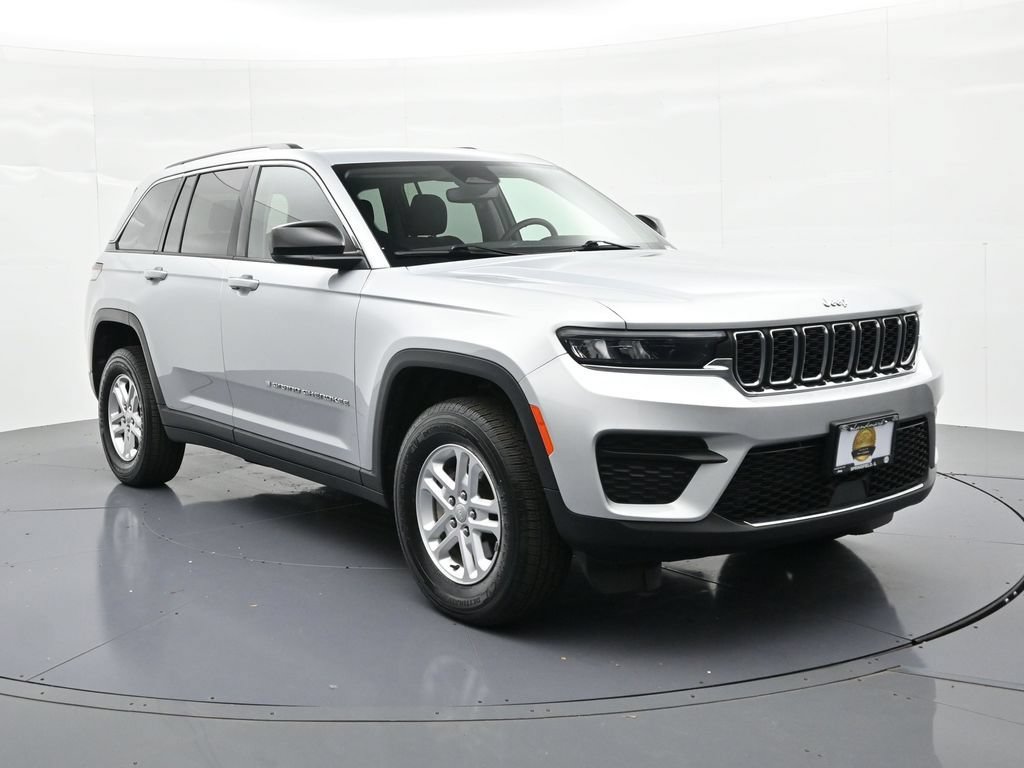 Used 2023 Jeep Grand Cherokee Laredo w/ Luxury Tech Group I AWD/4WD image 4