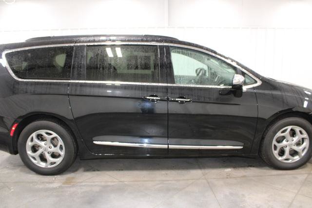 Used 2023 Chrysler Pacifica Limited FWD image 11