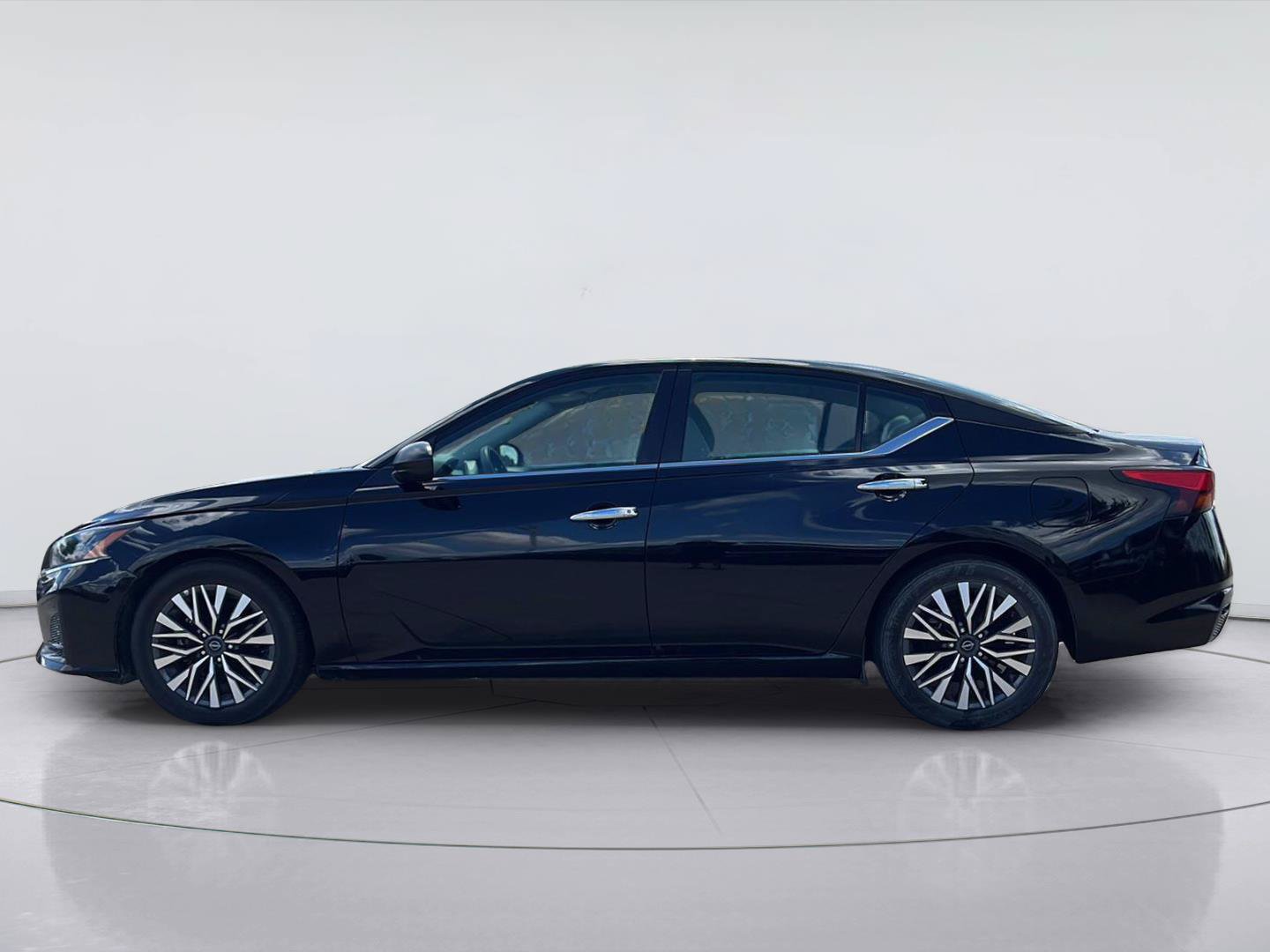 Used 2025 Nissan Altima 2.5 SV FWD image 6