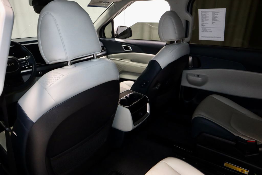 Used 2025 Kia Carnival EX image 22