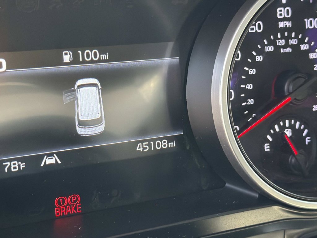 Used 2023 Kia Carnival LX FWD image 24