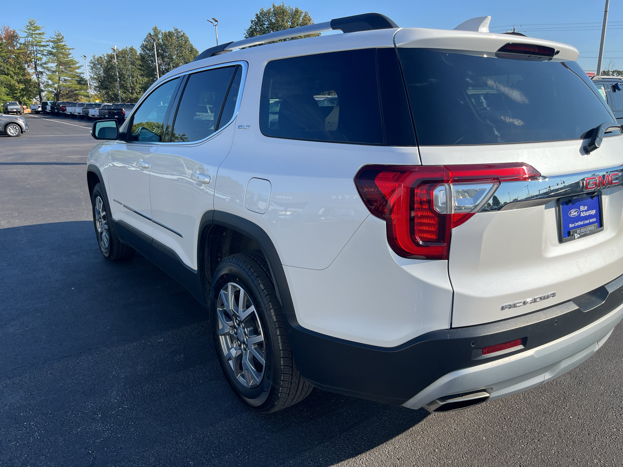 Used 2021 GMC Acadia SLT w/ LPO, Bright Accent Package FWD image 5