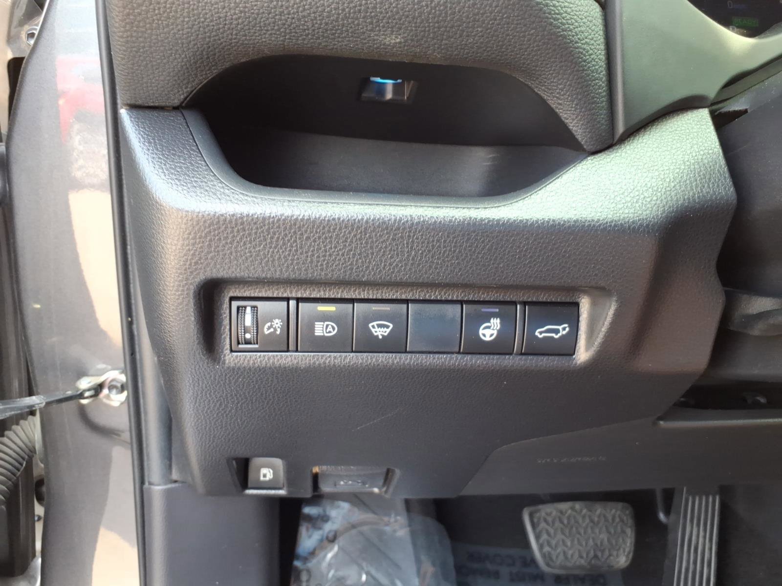 Used 2019 Toyota RAV4 XSE w/ XSE Weather Package AWD/4WD image 17