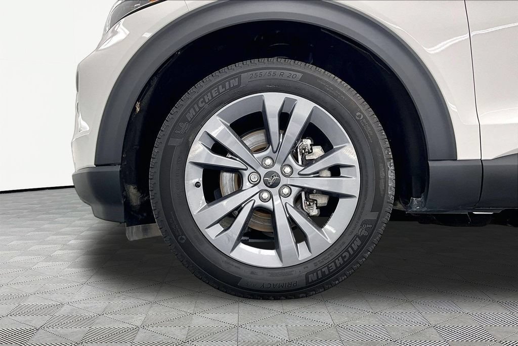 Certified 2024 Ford Explorer XLT w/ Equipment Group 202A AWD/4WD image 9