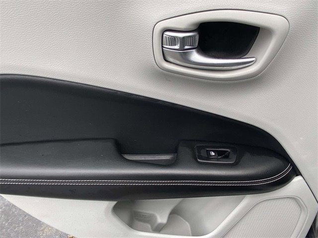 Used 2019 Jeep Compass Latitude FWD image 12