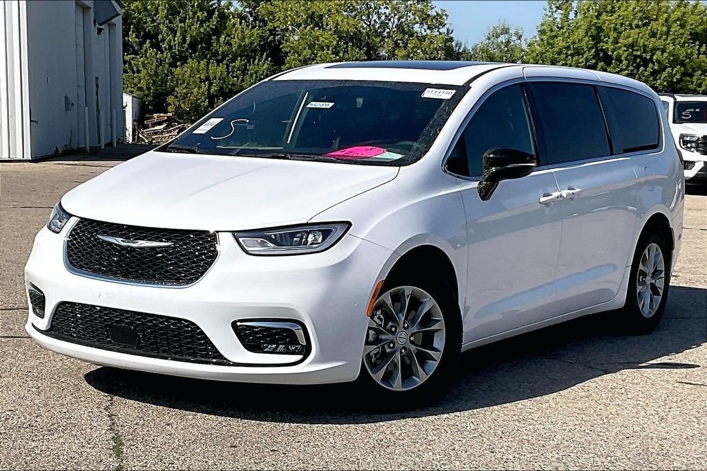 Used 2026 Chrysler Pacifica Limited FWD image 2