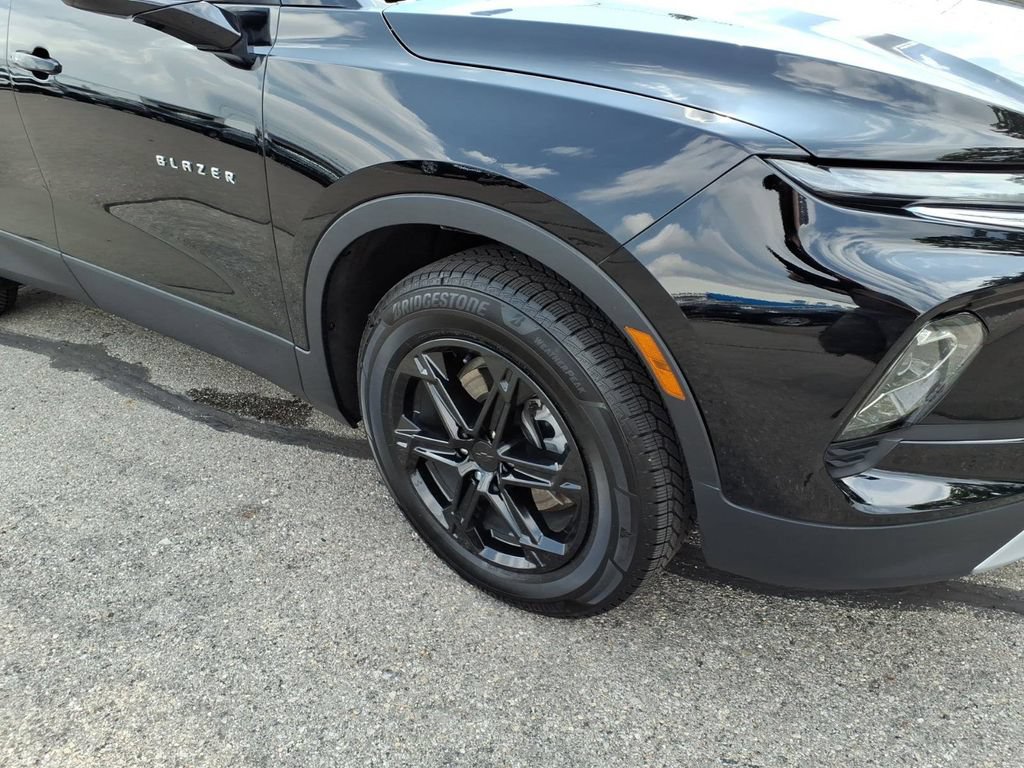 Used 2023 Chevrolet Blazer LT w/ Convenience Package FWD image 4