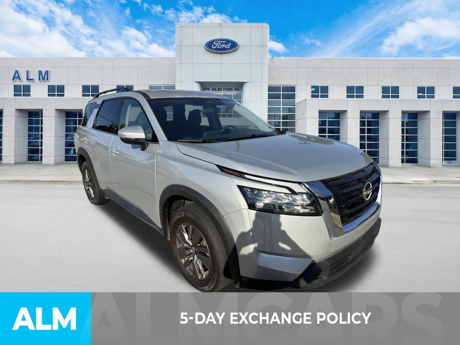 Used 2025 Nissan Pathfinder SV FWD image 3
