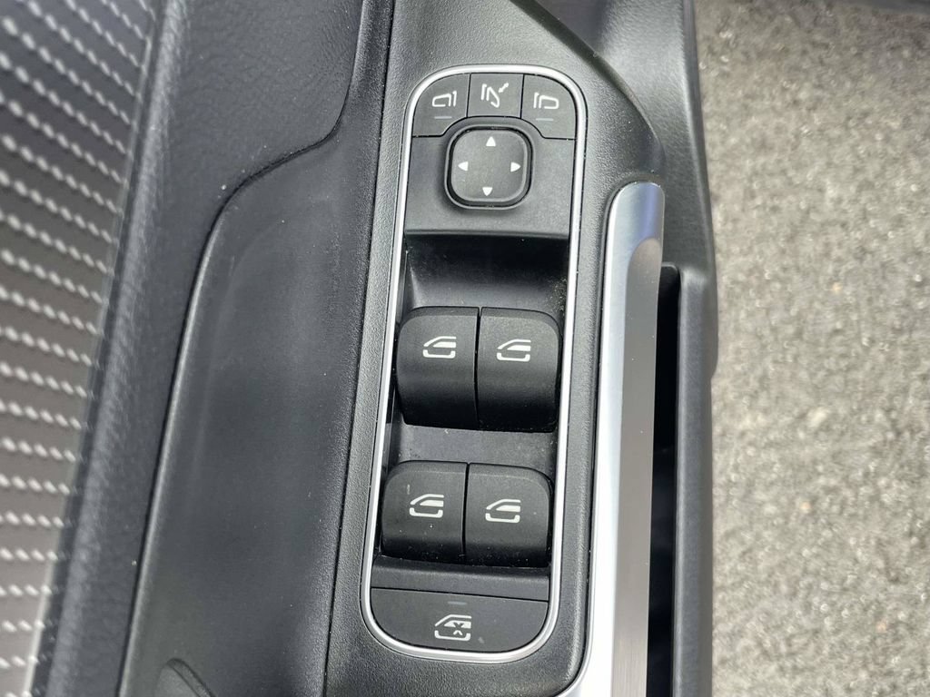 Used 2020 Mercedes-Benz GLB 250 4MATIC w/ Premium Package image 16