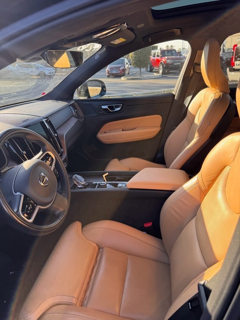 Used 2022 Volvo XC60 B5 Inscription w/ Climate Package image 4