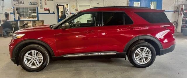 Certified 2024 Ford Explorer XLT w/ Equipment Group 202A AWD/4WD image 3