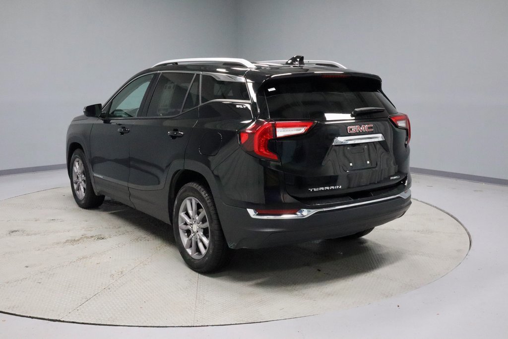 Used 2024 GMC Terrain SLT image 3