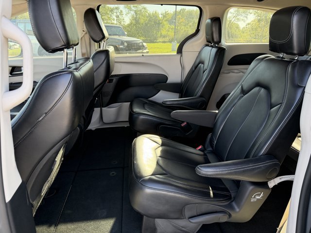 Used 2024 Chrysler Pacifica Touring-L FWD image 10