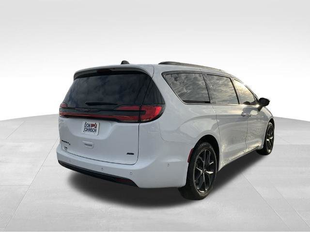 Used 2024 Chrysler Pacifica Touring-L w/ S Appearance Package image 5