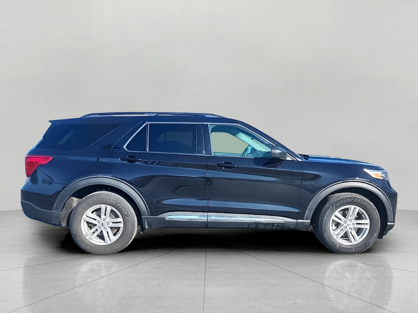 Certified 2023 Ford Explorer XLT w/ Equipment Group 202A AWD/4WD image 5