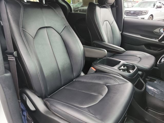 Used 2025 Chrysler Pacifica Select image 23