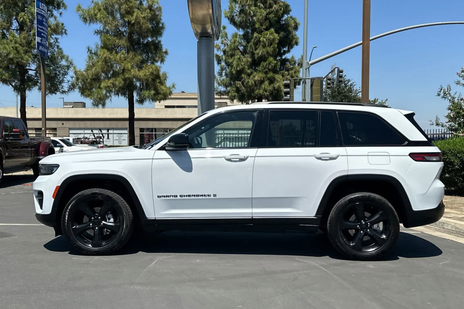 Used 2023 Jeep Grand Cherokee Altitude image 2
