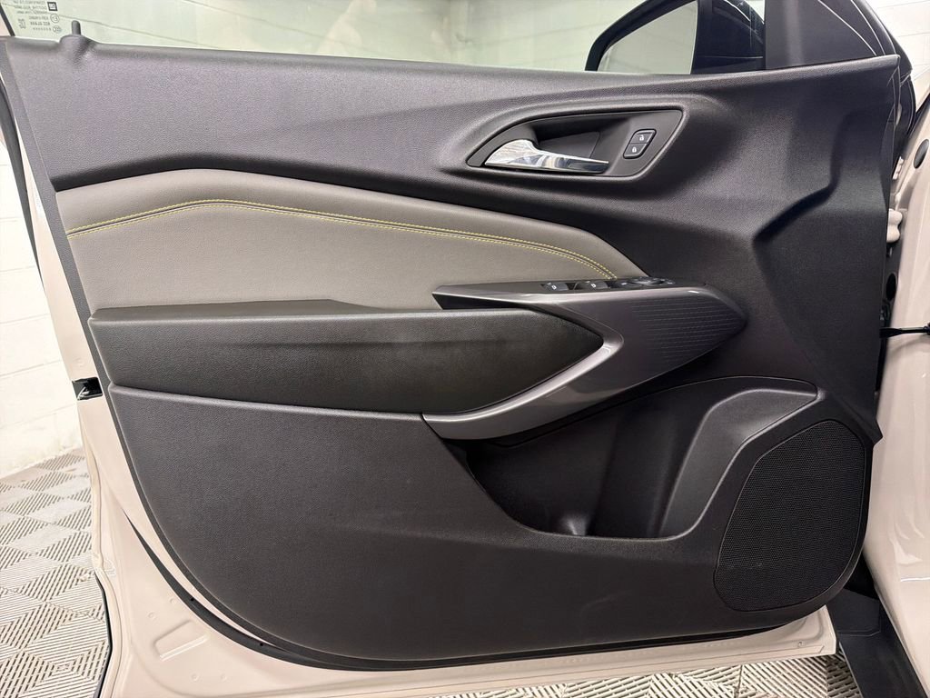 Used 2026 Chevrolet Trax ACTIV w/ Sunroof Package FWD image 17