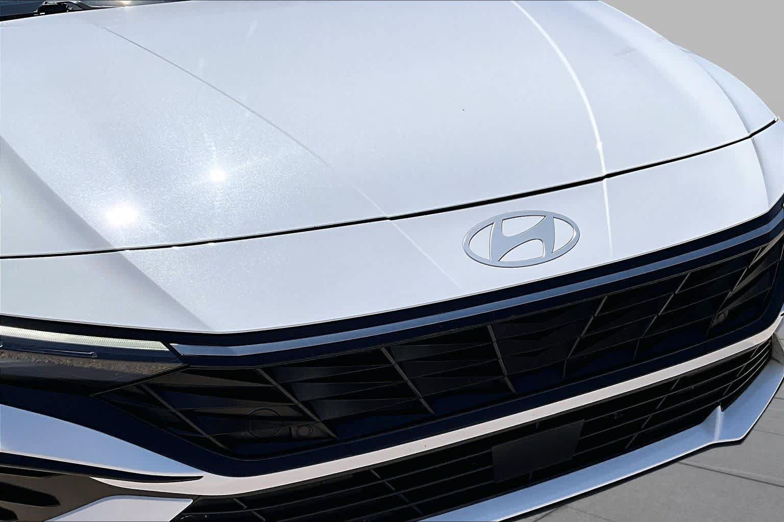 Used 2025 Hyundai Elantra Limited FWD image 29