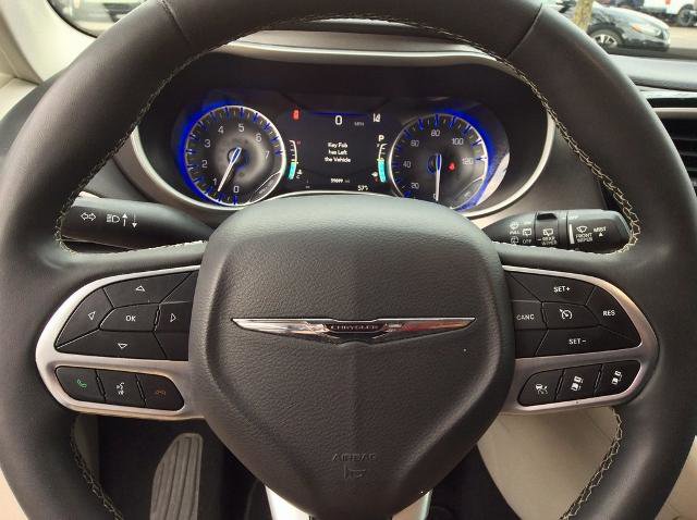 Used 2024 Chrysler Pacifica Touring-L image 23