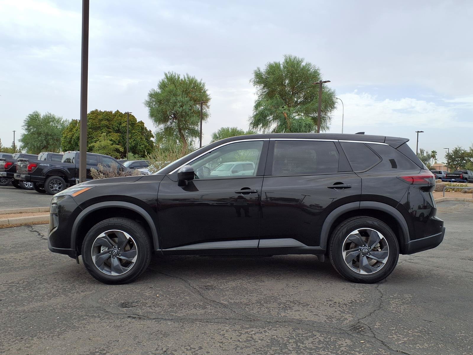 Used 2025 Nissan Rogue SV AWD/4WD image 3
