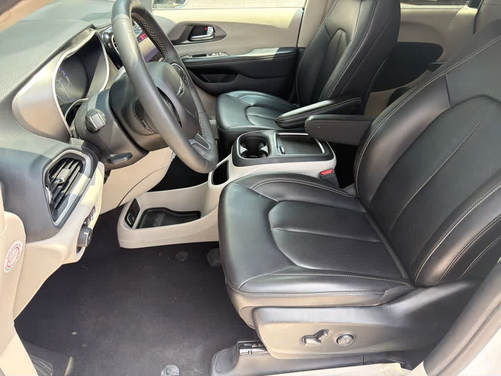 Used 2023 Chrysler Pacifica Touring-L FWD image 10