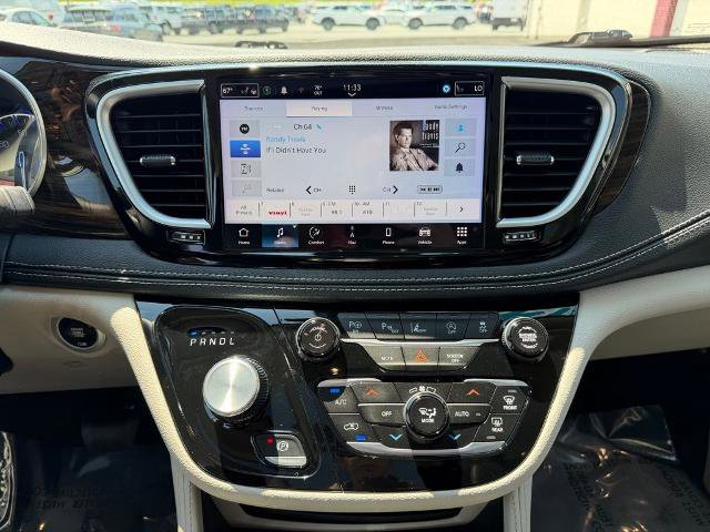 Used 2023 Chrysler Pacifica Limited AWD/4WD image 16