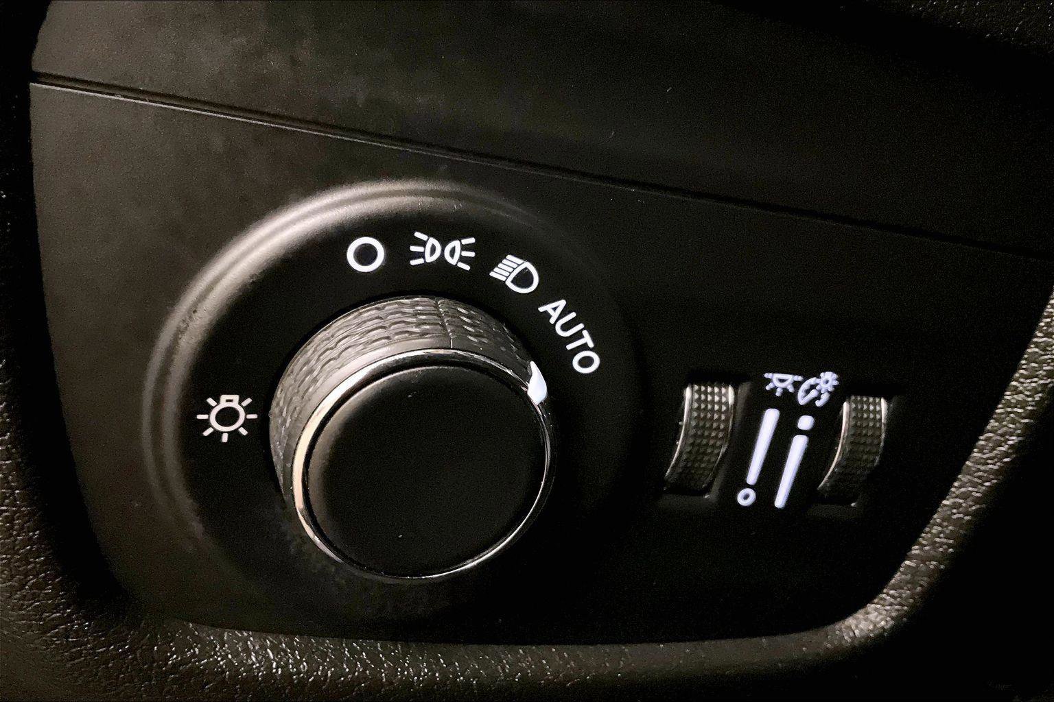 Used 2023 Jeep Grand Cherokee Laredo image 30