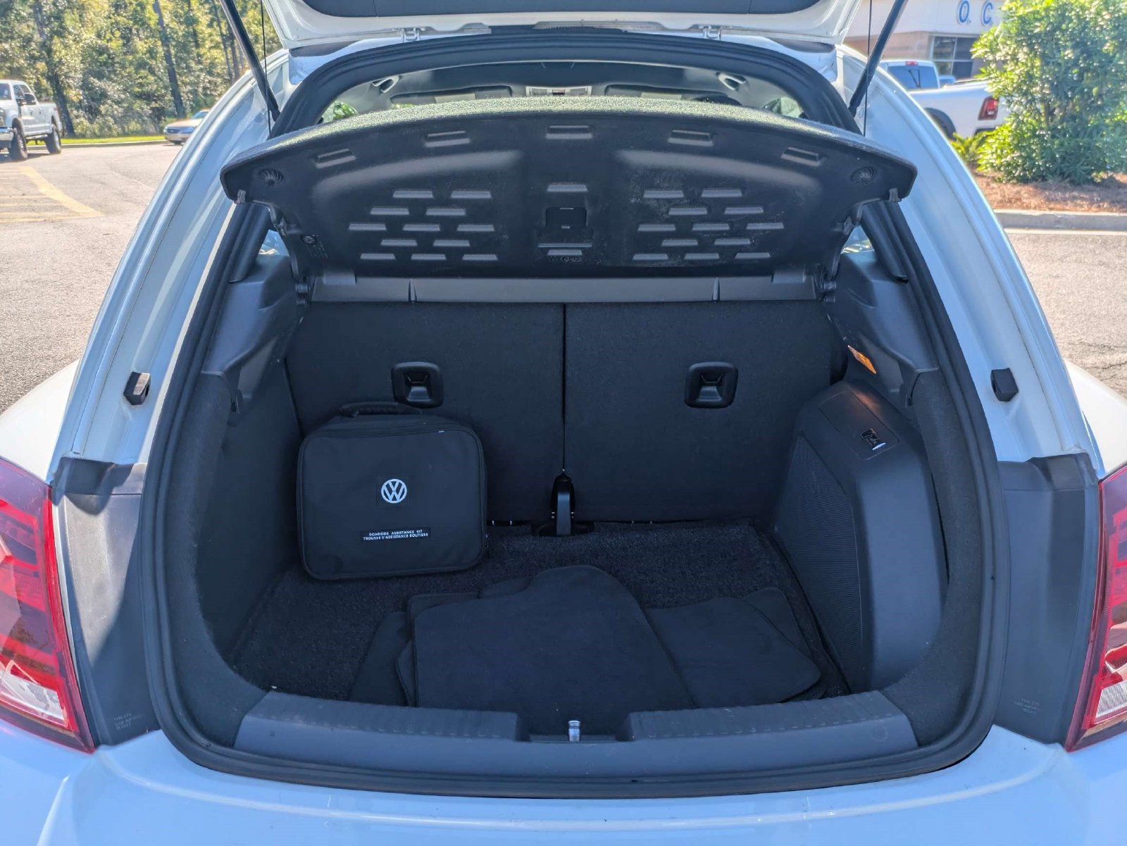 Used 2019 Volkswagen Beetle 2.0T SE w/ SE Premium Package FWD image 14