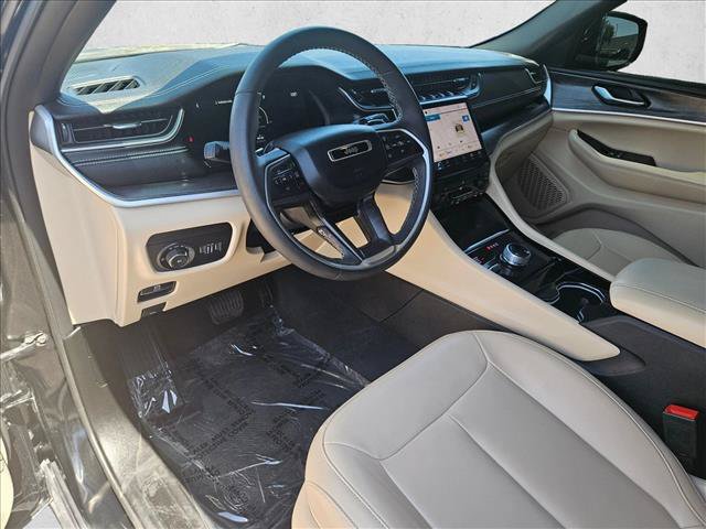 Used 2023 Jeep Grand Cherokee Limited w/ Black Appearance Package AWD/4WD image 11