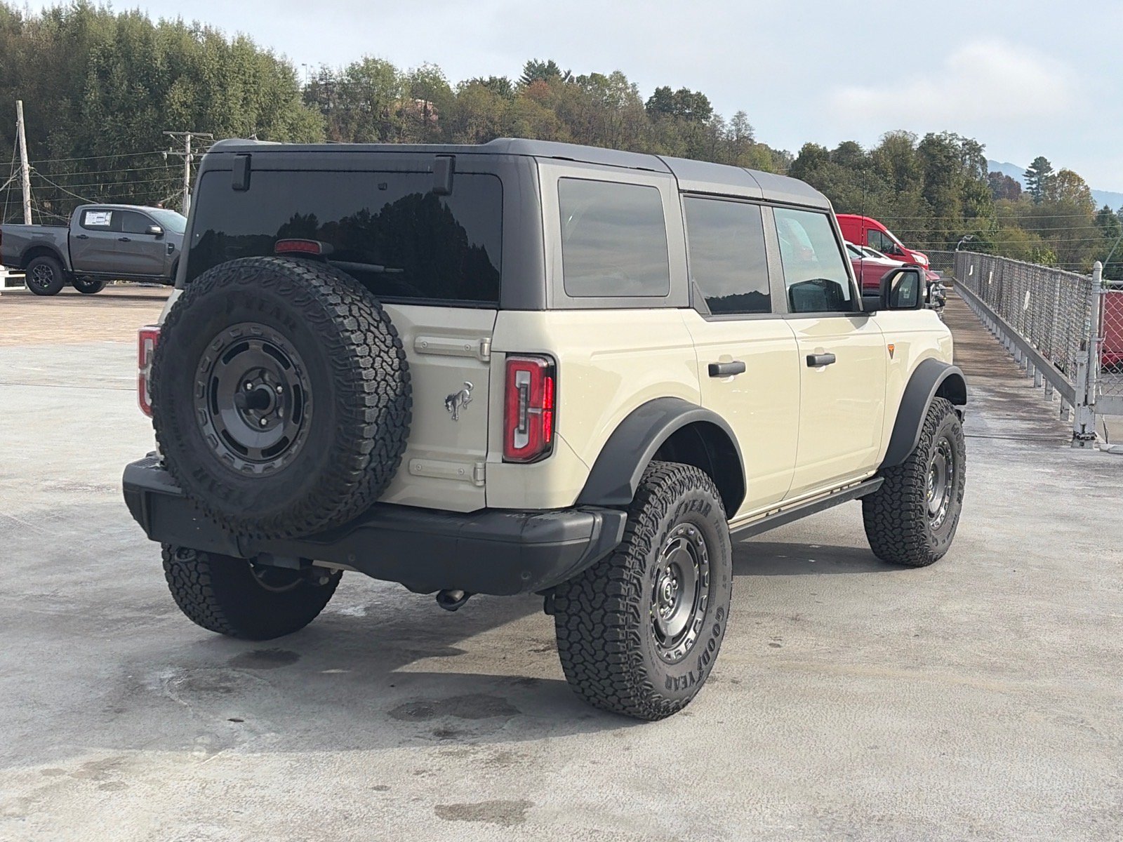 Certified 2025 Ford Bronco Badlands AWD/4WD image 3