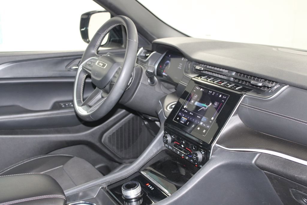 Used 2024 Jeep Grand Cherokee Altitude AWD/4WD image 30