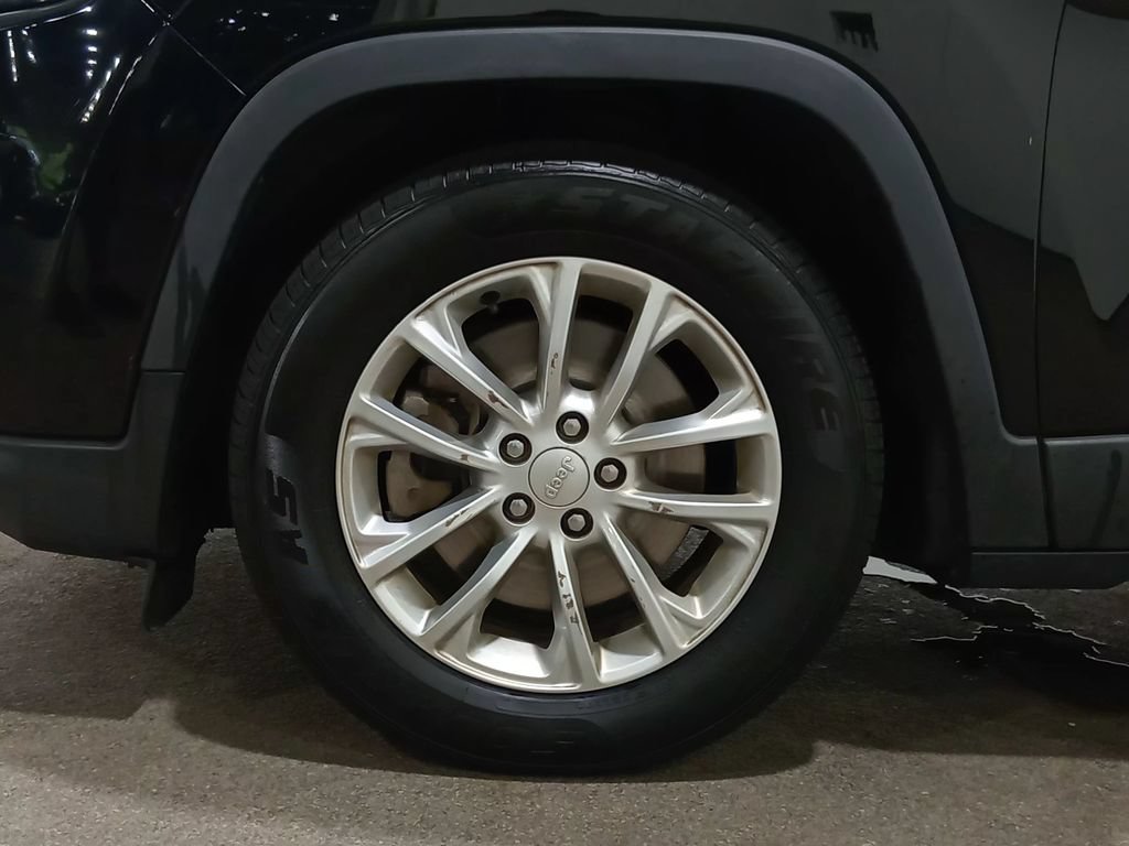 Used 2019 Jeep Cherokee Latitude w/ Cold Weather Group FWD image 12