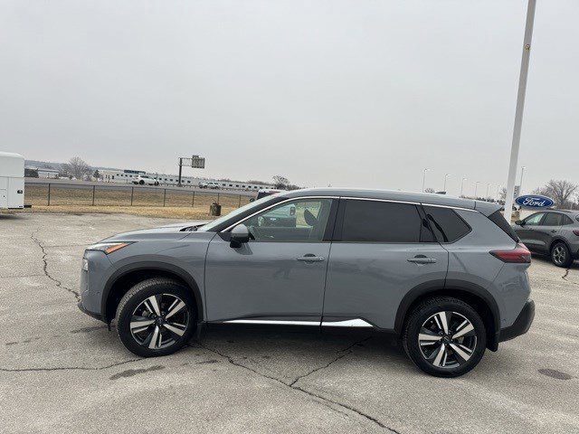 Used 2022 Nissan Rogue SL w/ SL Premium Package image 2