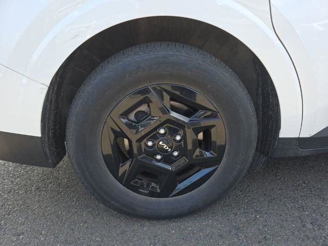 Used 2025 Kia Carnival FWD image 11