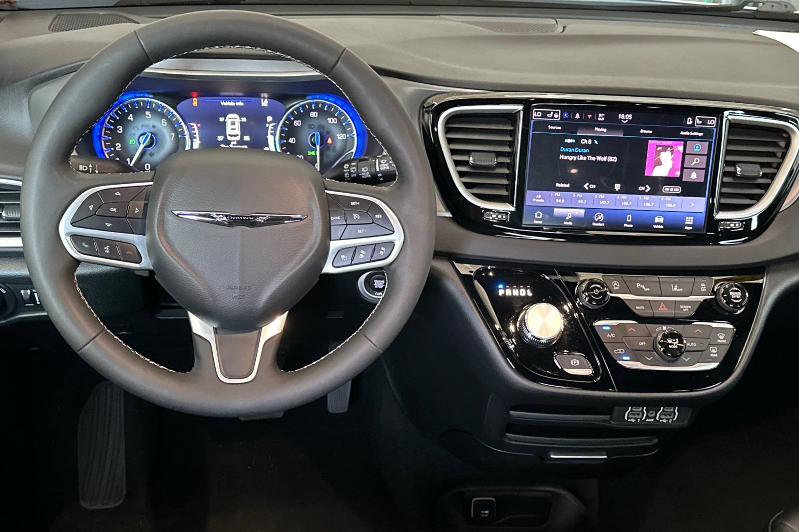 Used 2025 Chrysler Pacifica Select FWD image 14