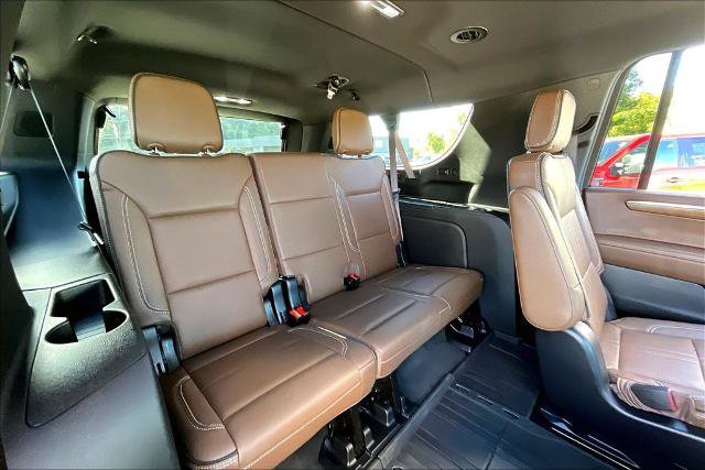 Used 2025 Chevrolet Suburban High Country RWD image 27
