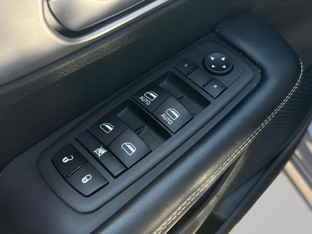 Used 2023 Chrysler Pacifica Touring-L w/ S Appearance Package AWD/4WD image 12