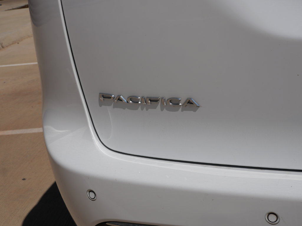 Used 2023 Chrysler Pacifica Touring FWD image 9